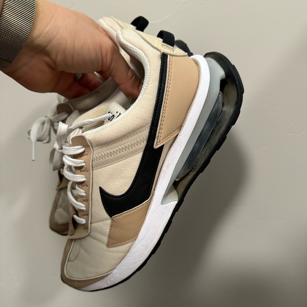 Women’s Nike size 8.5 Air-Max Pre-Day Casual sneakers